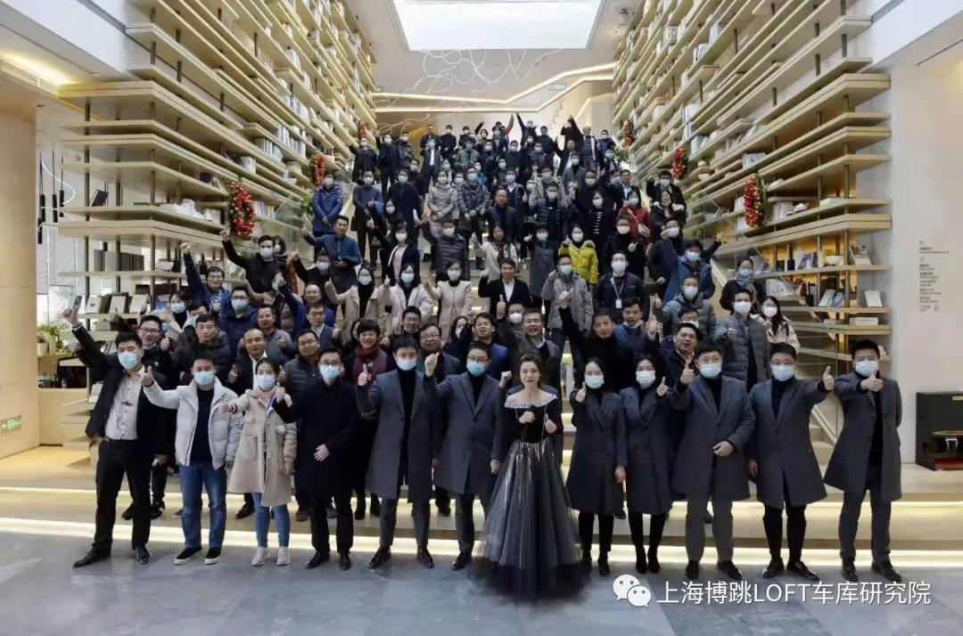 临夏全国一百多人在华侨城汉口道6号参观研讨LOFT专利车库技术！